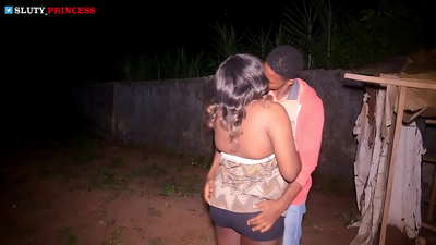 Rudo rwemumugwagwa uye bonde rinopisa nemusikana akakora kubva kukirabhu