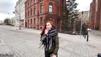 Pikipiki yevoruzhinji: musikana akanaka anobatwa nephone obva apinzwa mubeche rake. CleoModel